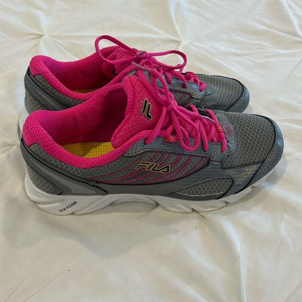Fila Women's Gray & Pink DLS Memory Foam Lace-Up Sneakers Running Shoes Size 5